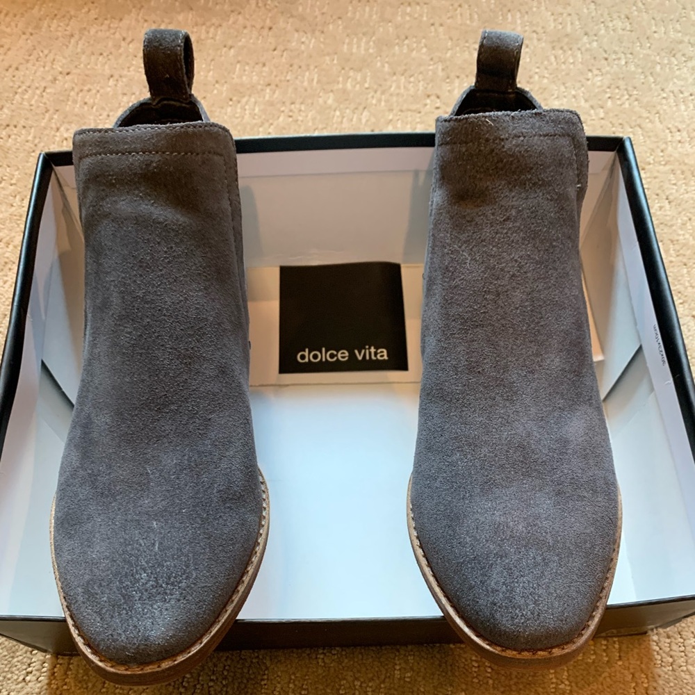 Dolce Vita   Style :TESSEY
Grey SUEDE
New in box  never worn
SIZE 6.5